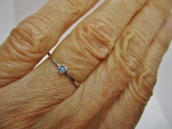 Szép kis antik pénzverdés ezüstgyűrű kék kővel