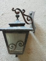 Kis méretű kovácsoltvas fali lámpa, lámpatest, lefelé logó