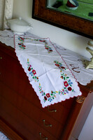 Kézzel hímzett, kapcsai mintás futó + ajándék alátét terítő.