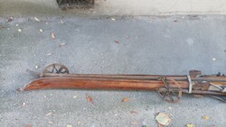 Antik síléc, dekoráció, bambusz síbotok, bőrszíjak