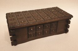 Faragott fa doboz – kézműves, díszes, réz betétekkel