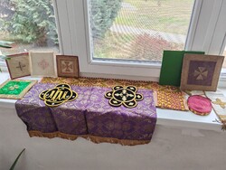 Brokát, bársony, fémszálas palla, bursa, paszomány, hímzett miseruha-címerek egyben vagy külön eladó