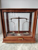 Patikamérleg súlyokkal