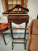 Kiváló állapotú angol chippendale stílusú tömör fa szobainas, két kis fiókkal , a tetején tárolóval