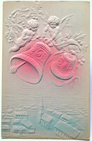 Antik különleges dombornyomott Karácsonyi üdvözlő képeslap - angyalkák haranggal város felett  1905