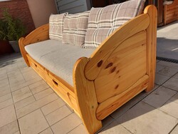 Eladó egy KIKOL  fenyő ágyazható kanapé ágynemütartoval.