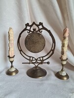 Tibeti cizellált sárgaréz asztali gong 2db gyöngyházberakásos gyertyatartóval különleges gyertyákkal