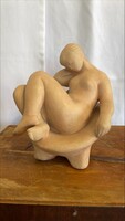 Kucs Béla (1925-1984) - Női akt fotelben, jelzett terrakottaszobor, m: 16,5 cm