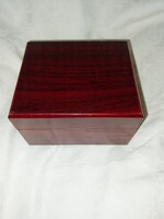 Cseresznye színű óratartódoboz párnával    N