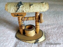 KÉZIMUNKA FA KIS KÚT KEREKES KÚT  FA KIS VÖDÖRREL FORGATHATÓ KERÉKKEL  MÉRET:MAGASSÁGA:19 CM,