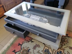 Üvegtetős kisasztal.