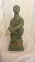 Kucs Béla (1925-1984) - virágárus nő, szignózott zöld kerámiaszobor 10x30cm