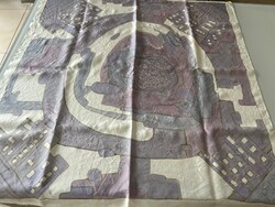 Kézzel festett, aranykontúros selyemkendő finom pasztel színekkel, 90 x 86 cm