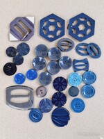 Vintage kék színű övcsatok és ruhagombok, 31 db egyben