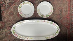 Kínáló halas tál, azonos mintájú két lapos tányérrral