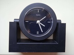 Asztali kvarc óra , új , dobozában .Dönthető kivitel