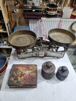 Régi mérleg súlyokkal