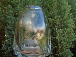 Kosta Boda gyönyörű és különleges vastag falú üvegváza gravírozott virággal és méhecskével