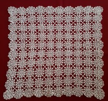 Négyzetes horgolt terítő