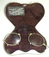 Antik "CALDERONI &TSA" csiptetős ezüstkeretes szemüveg etzüstözött alpakka bársonyos tokban HIBÁTLAN