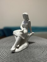 Zsolnay - Könyvével a kezében pihenő lány - „Olvasó nő” - Máz alatti jelzéssel