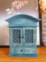 Rusztikus kis falitéka apácarácsos ajtókkal.