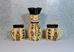 Kézzel festett Miska-kancsó poharakkal – magyar népi kerámia szett, valószínűleg Alföldi műhelyből