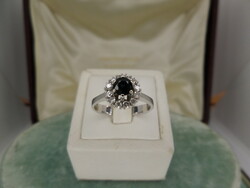 Fehérarany karmazált gyűrű kék zafírral és brillekkel