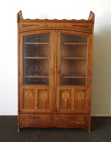 1X554 Antik faragott, maratott üveges, szecessziós, polcos szekrény, vitrin