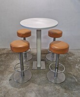 Bárasztal bárszékek garnitúrában