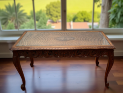 Neobarokk rusztikus faragott tölgyfa dohányzóasztal üveglappal