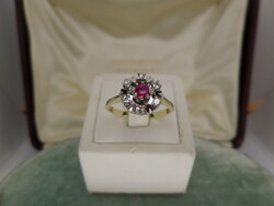 Arany karmazált gyűrű rubinnal és brillekkel