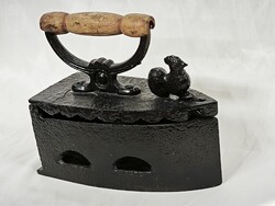 Antik faszenes vasaló kakas díszítéssel