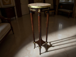 Empire stílusú oszlopos antik fa posztamens állvány márvány lappal