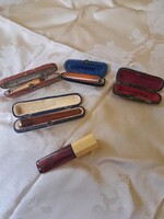 Antik borostyán és csont szipkák dobozban