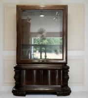 Art deco vitrin metszett csillagmintás üvegekkel