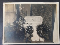 Korai 20. századi halotti fotó – házi ravatal virágkoszorúkkal