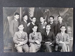 Fiatal férfiak csoportképe az 1930-as évekből – elegáns öltönyök, „Wellington” műtermi fotó