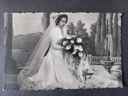 Elegáns menyasszony portréja az 1940-es évekből – klasszikus fátyol, kála csokor, műtermi fotó