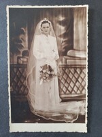 Menyasszony portréja az 1940-es évekből – hosszú fátyol, virágcsokor, Foto Lénárd műterem