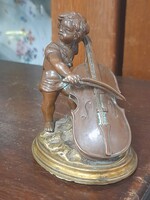 Régi XIX.Század Tömör Réz Talapzaton,Tömör Bronz Csellós Gyerek Kisplasztika,Szobor.9 x 8 x 5.5 cm.