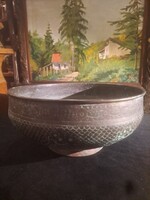 ANTIK VÖRÖSRÉZ TÁL PIKKELYES,  JELENETES DÍSZÍTÉSSEL