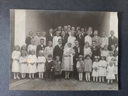 Esküvői csoportkép az 1920-as évekből – menyasszony és vőlegény rokonsággal, gyerekek koszorúban