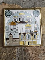 Orosz népművészeti kézzel festett kerámia csempe – ikonikus templomábrázolás, aranyozott keretben