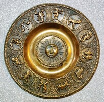 Zodiákus bronz dísztál Nap arccal – valószínűleg magyar kézműves munka, 1970–80-as évek