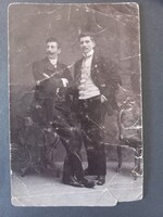 Két elegáns férfi portréja – stúdiófotó bajuszos úriemberekről, 1900 körül