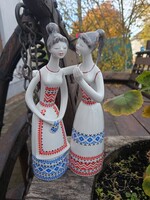 Hollóházi pletykázó lányok