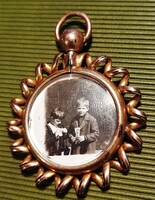 Antik aranyozott réz fényképes medál
