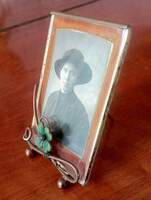 Szecessziós kisméretű képkeret zöld virág tűzzománc betéttel, aranyozott szélű üveglappal