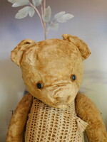 Szalmával tömött antik mackó korabeli horgolt fehérneműben